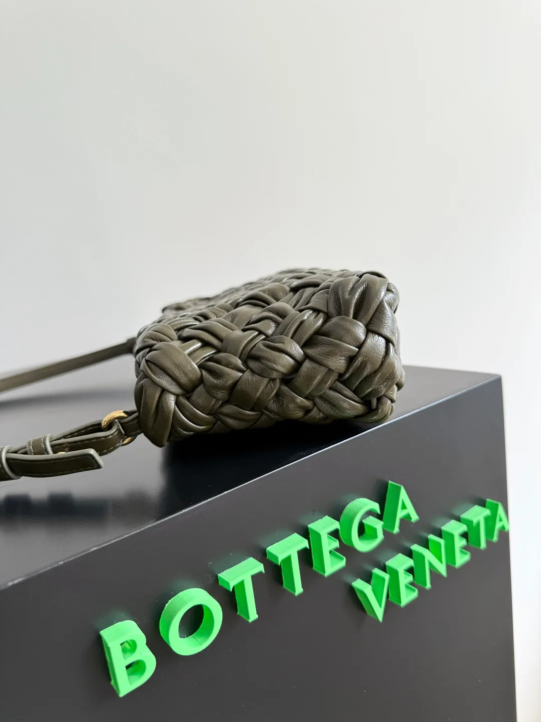 Batch 2560 BottegaVeneta's latest Kalimero cha cha fashionable chacha woven handbag, a solid product! This is really not easy to make. The oil-waxed cowhide used requires craftsmen with more than 10 years of experience to produce the effect. The hand-knitting process is very difficult and time-consuming. It is a very heavy-duty product. It has a unique texture and is worth buying. The length of the shoulder straps is also perfectly adjustable. Style number: 785780 Size: 28.5*15*6cm